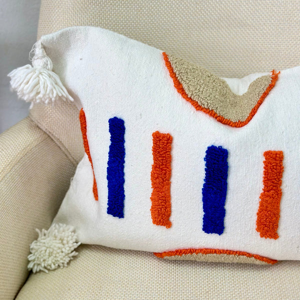 Housse de Coussin artisanale à pompons blanc, bleu et orange 56cmx40cm