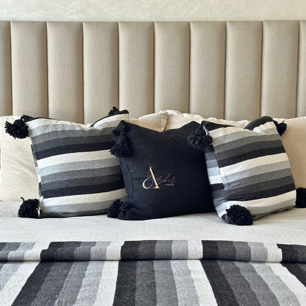 Plaid artisanal imprimé à pompon rayé blanc noir et gris 2,80m x 2,00m