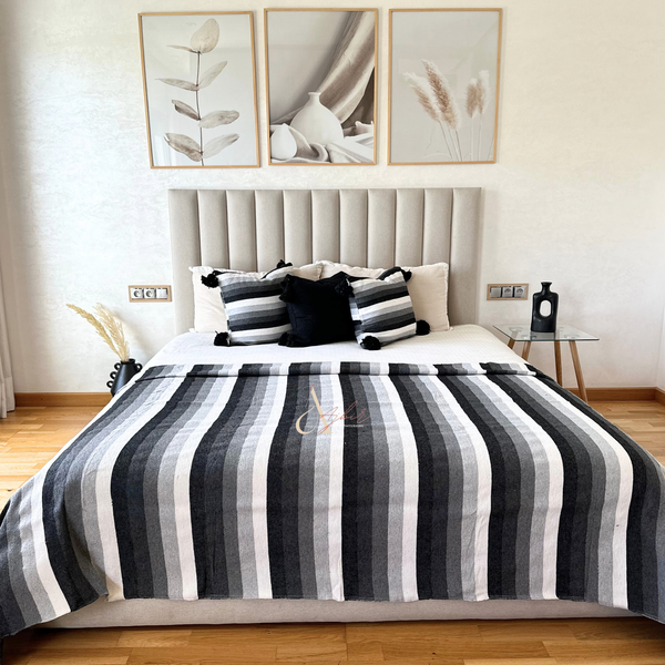 Plaid artisanal imprimé à pompon rayé blanc noir et gris 2,80m x 2,00m