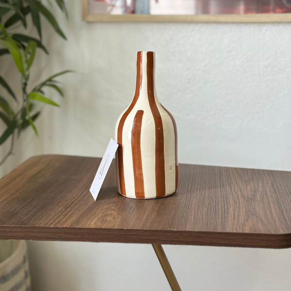 Vase bouteille marron rayé
