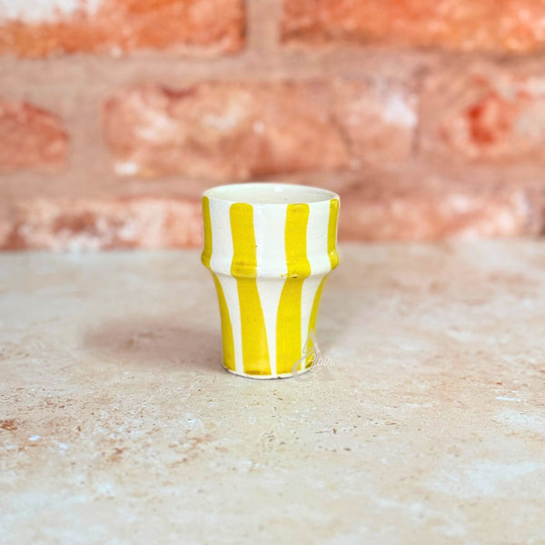 Tasse à café rayé blanc et jaune