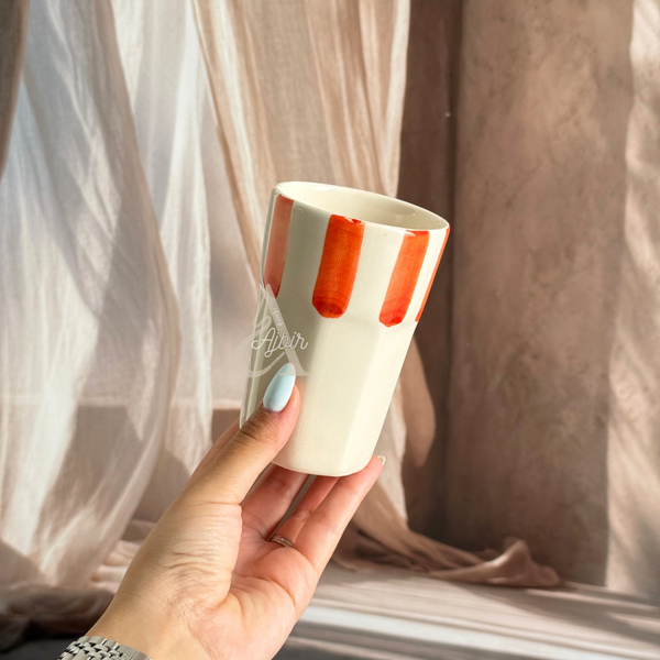 Verre beldi artisanal à l'argile blanche rayé