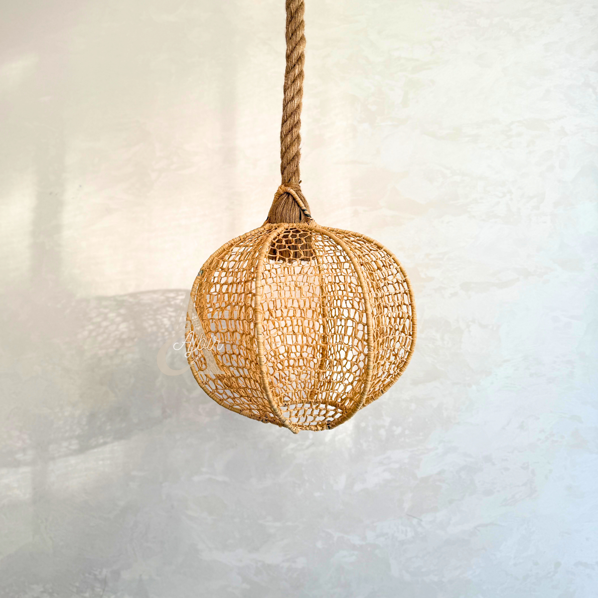 Suspension artisanale ronde en fibres naturelles