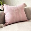 Housse de Coussin artisanale à pompons 50cmx50cm rose rayée en blanc