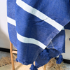 Plaid artisanal à pompons rayé bleu jeans et blanc 2,80m x 2,00m