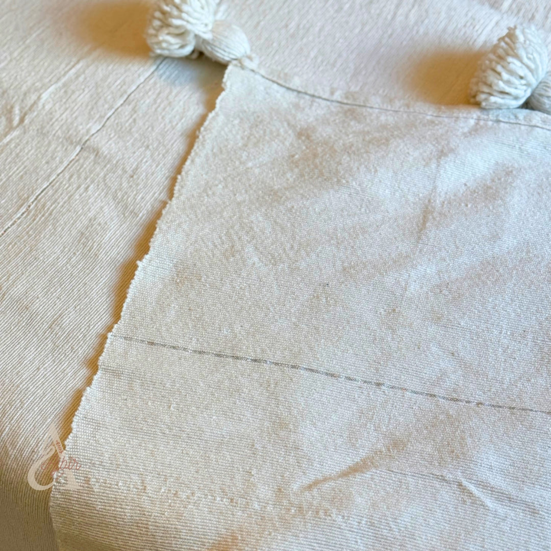 Plaid artisanal à pompon blanc à liseré argenté 2,80m x 2,00m