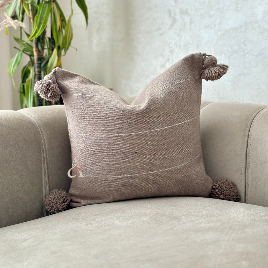 Housse de coussin artisanale à pompons 50cmx50cm taupe à liseré argenté