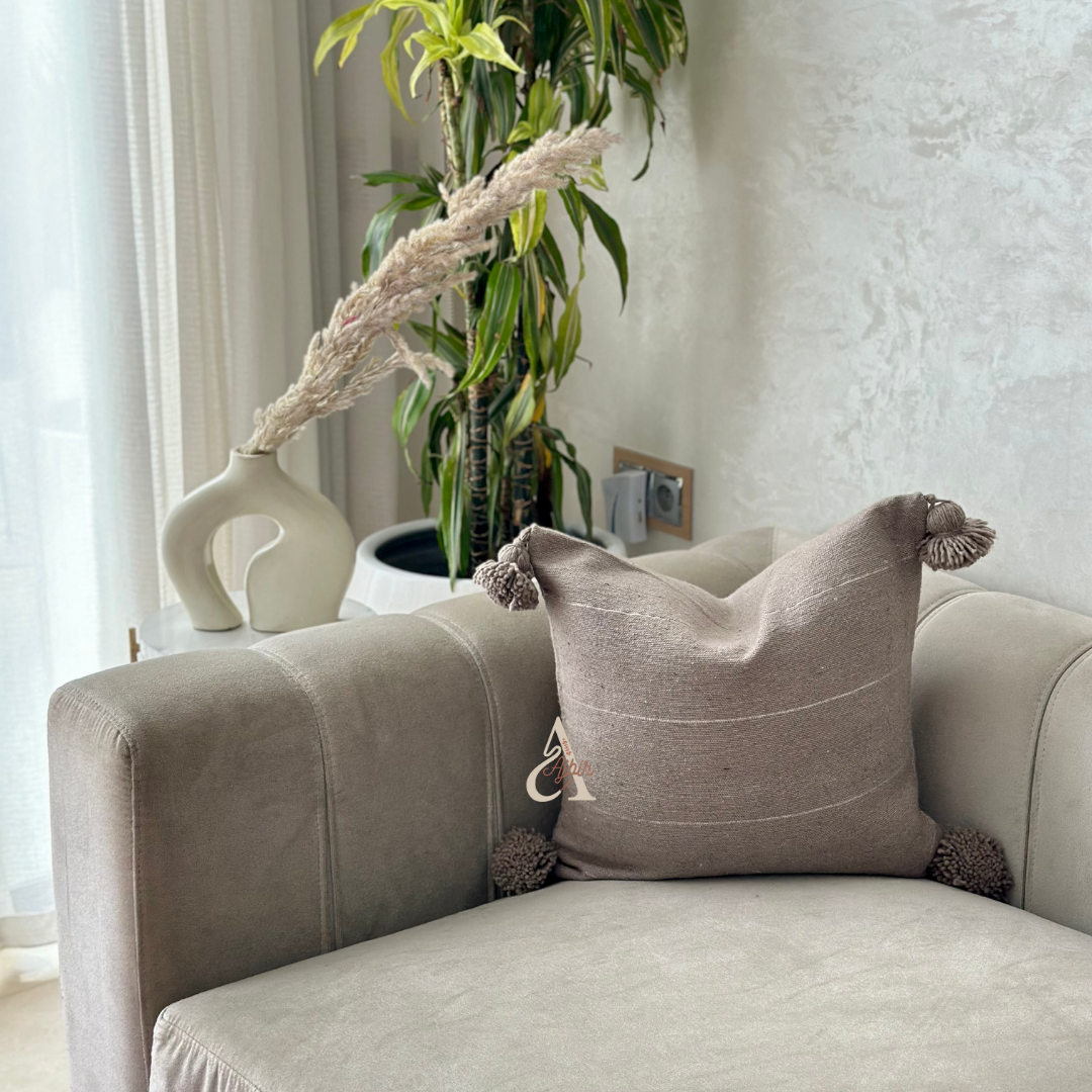Housse de coussin artisanale à pompons 50cmx50cm taupe à liseré argenté