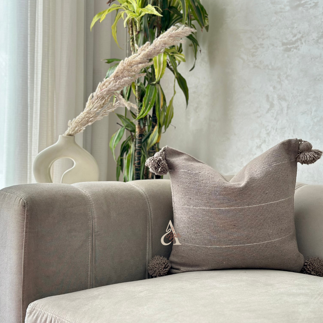Housse de coussin artisanale à pompons 50cmx50cm taupe à liseré argenté