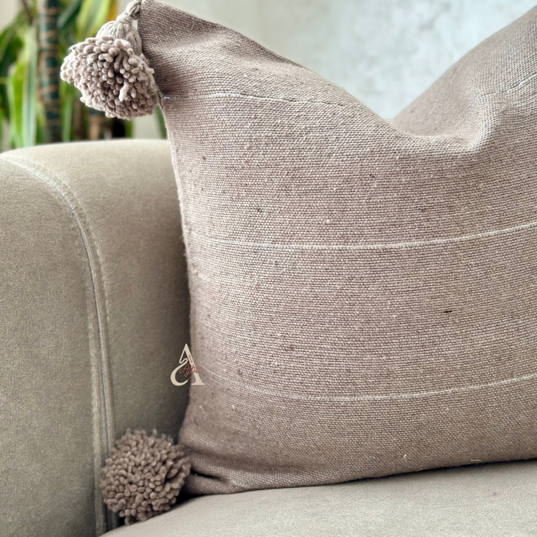 Housse de coussin artisanale à pompons 50cmx50cm taupe à liseré argenté