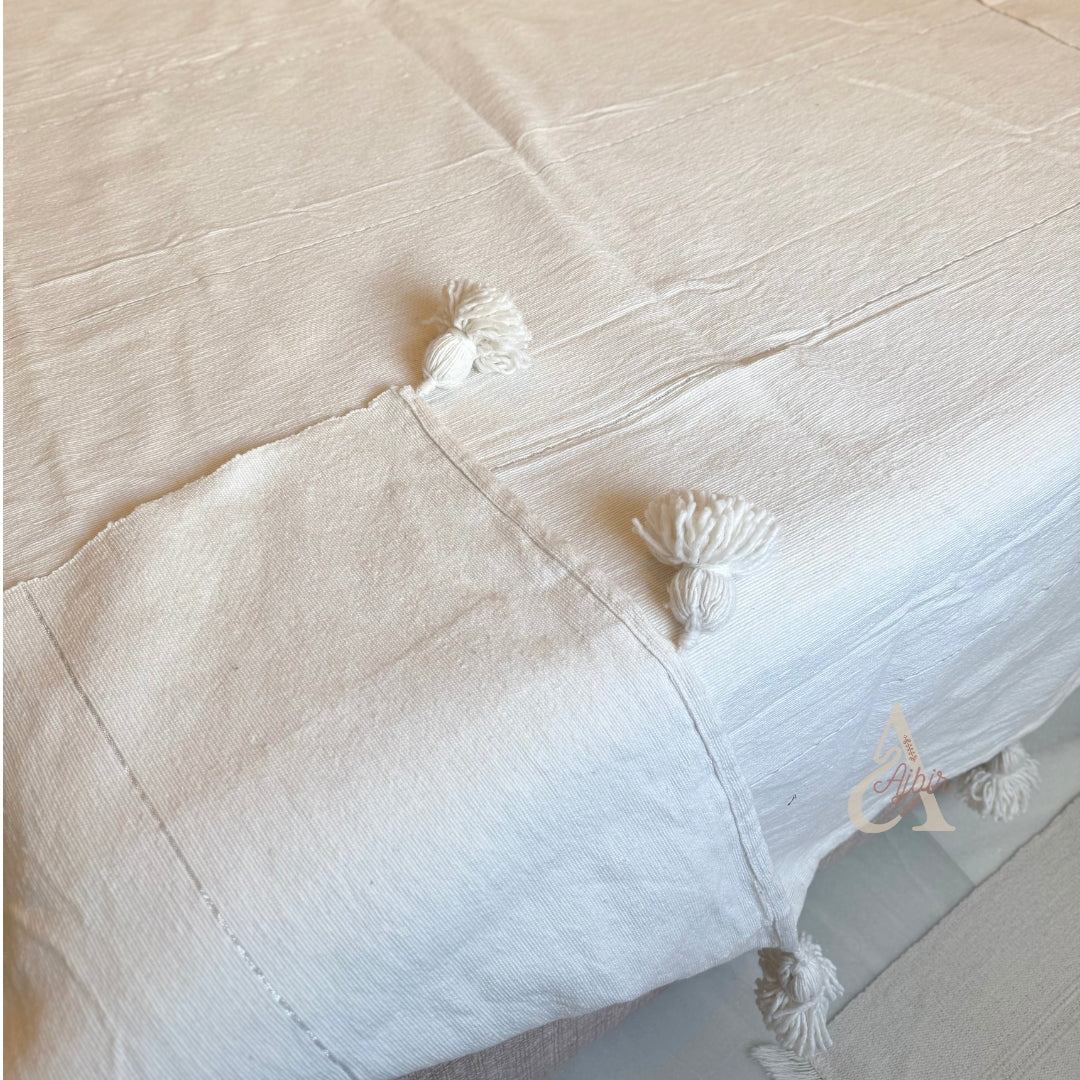 Plaid artisanal à pompon blanc à liseré argenté 2,80m x 2,00m