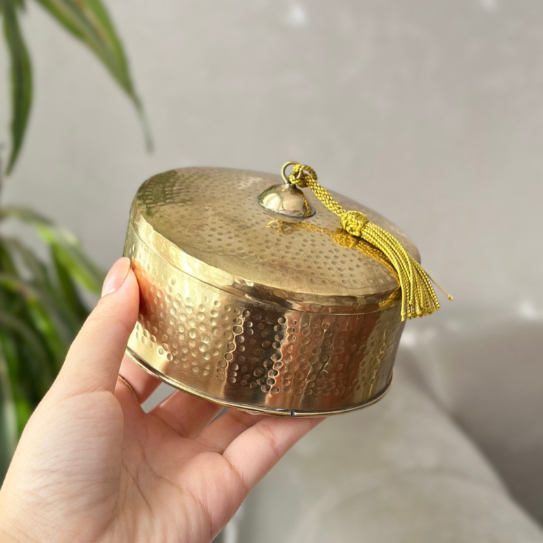 Boite de rangement en laiton doré martelée