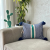 Housse de Coussin artisanale à pompons blanc à rayures bleu et vert