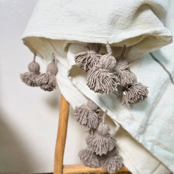 Plaid artisanal à pompons et rayures blanc et taupe 2,80m x 2,00m