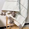Plaid artisanal à pompons et rayures blanc et taupe 2,80m x 2,00m