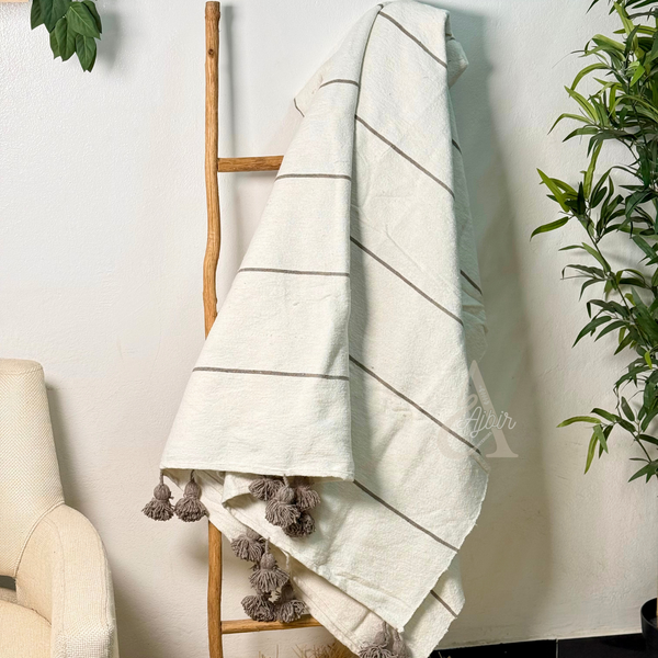 Plaid artisanal à pompons et rayures blanc et taupe 2,80m x 2,00m