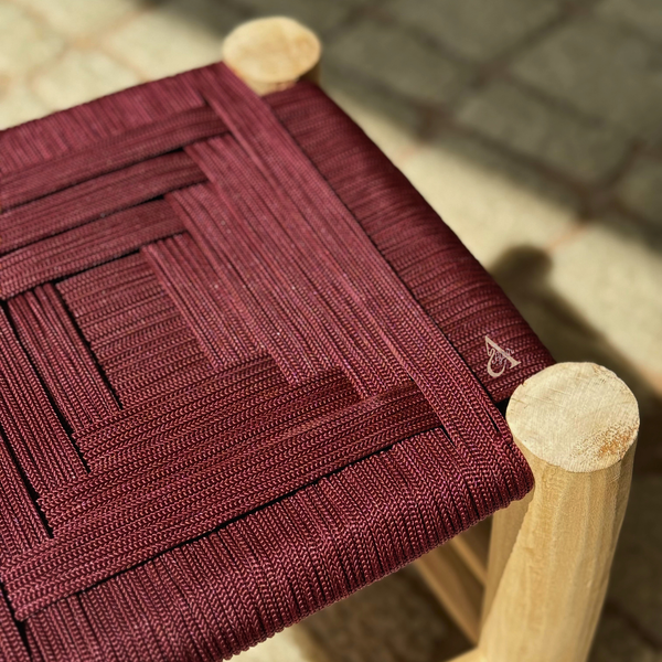 Tabouret artisanal TADART – Bois naturel & tressage bordeaux