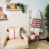 Housse de coussin artisanale à pompons 50cmx50cm rayée blanc et rouge