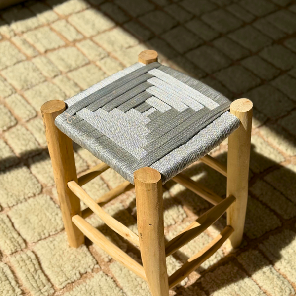 Tabouret artisanal Tazrouten bois et Kittane gris