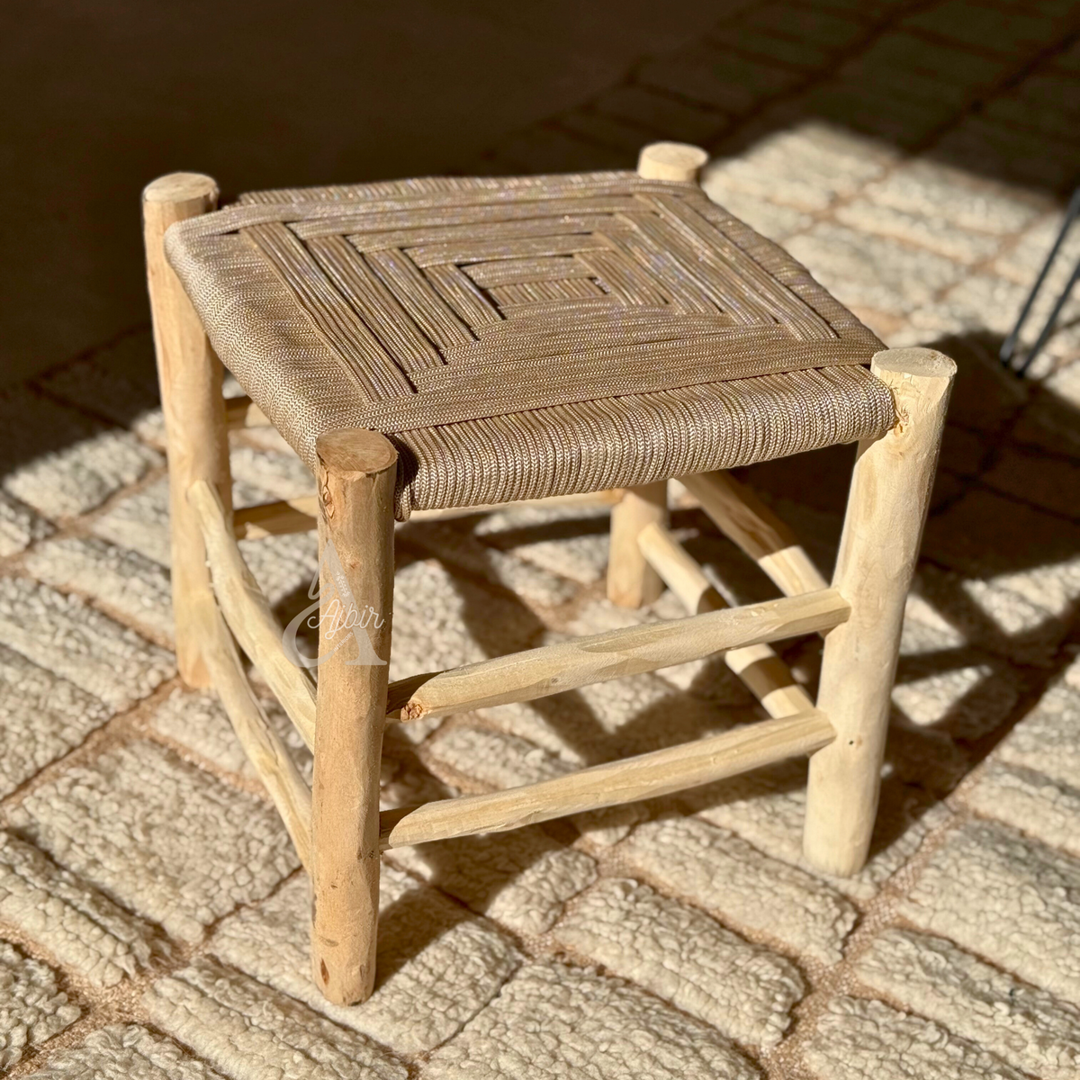 Tabouret artisanal Tazrout  en bois et kittane crème
