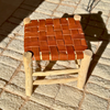 Tabouret artisanal Tazrout en bois naturel et cuir camel petit