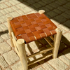 Tabouret artisanal Tazrout en bois naturel et cuir camel petit