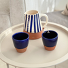 Carafe artisanale bicolore rayée bleu