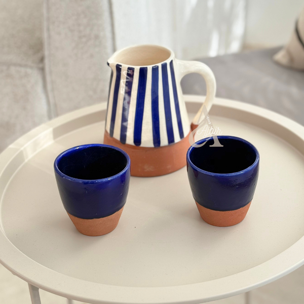 Carafe artisanale bicolore rayée bleu