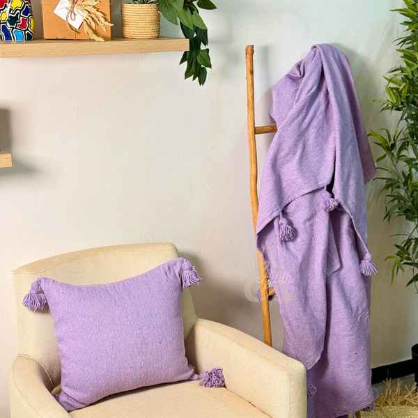 Housse de coussin artisanale à pompons unie violet