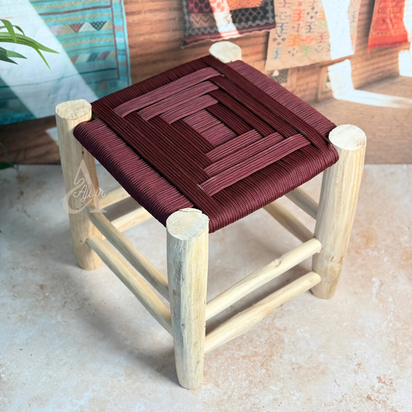 Tabouret artisanal TADART – Bois naturel & tressage bordeaux