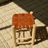 Tabouret artisanal Tazrout en bois naturel et cuir camel