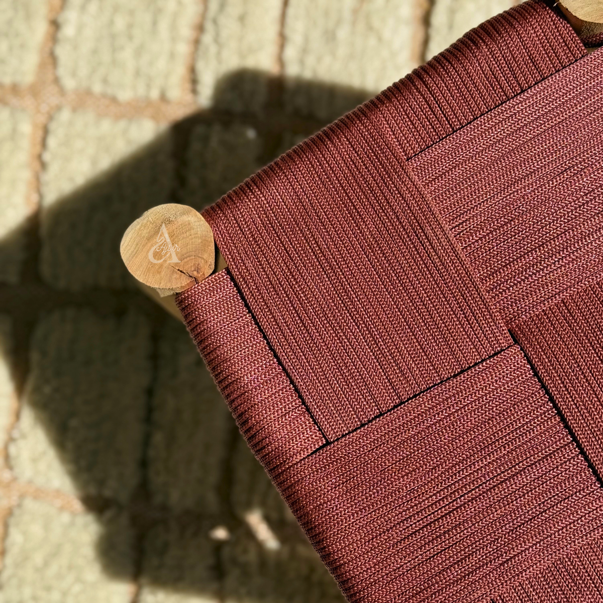 Tabouret artisanal TIGMI Bois naturel & tressage terracotta rosé