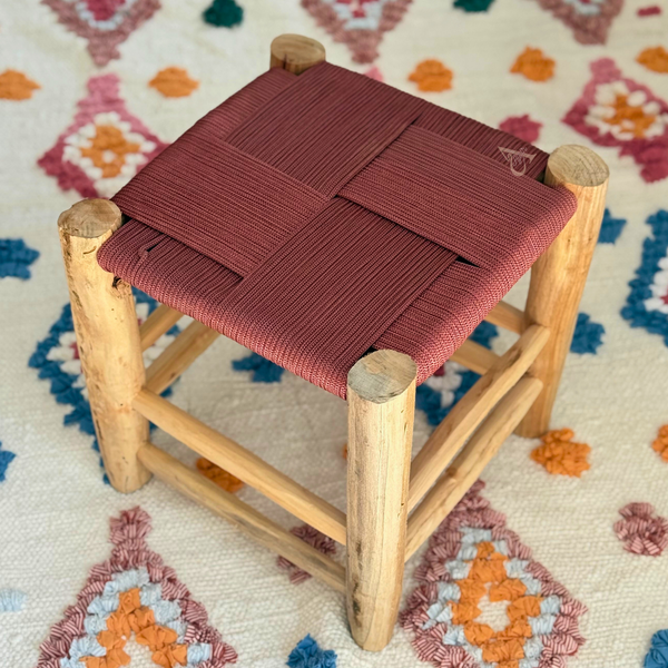 Tabouret artisanal TIGMI Bois naturel & tressage terracotta rosé