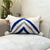 Housse de Coussin artisanale à pompons imprimée blanc et bleu 53cmx40cm