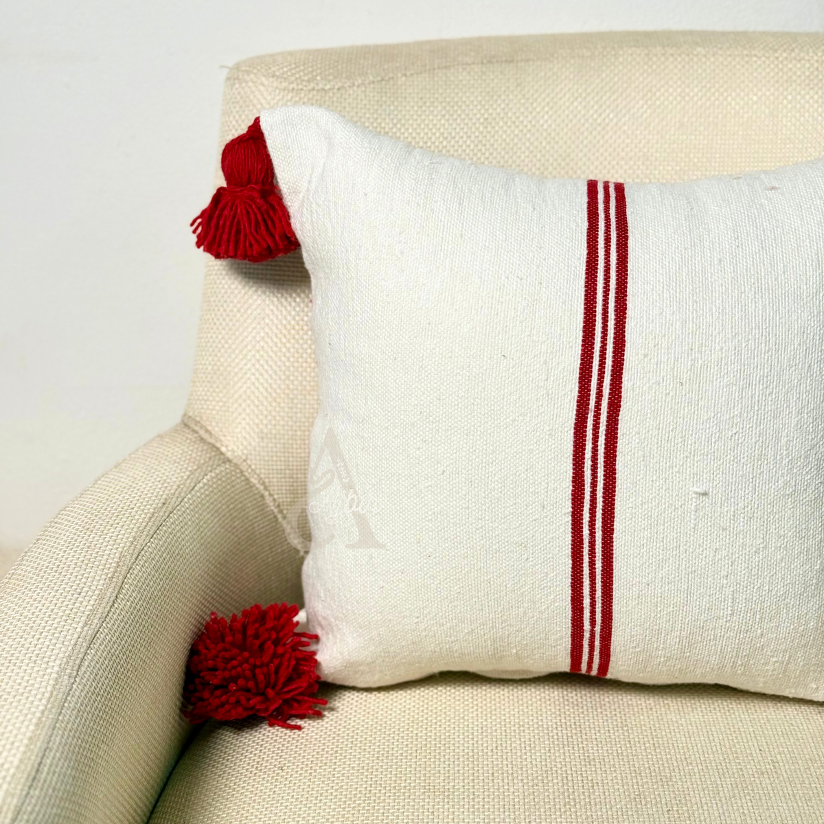 Housse de coussin artisanale à pompons 50cmx50cm rayée blanc et rouge