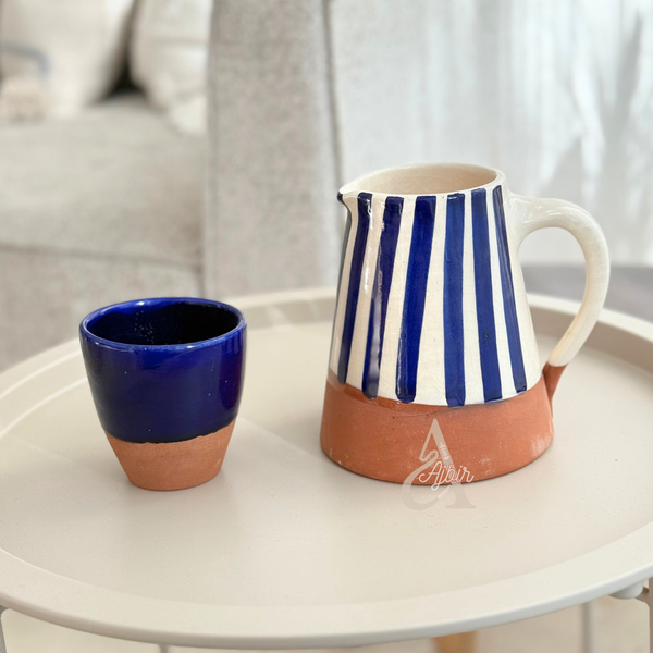 Carafe artisanale bicolore rayée bleu