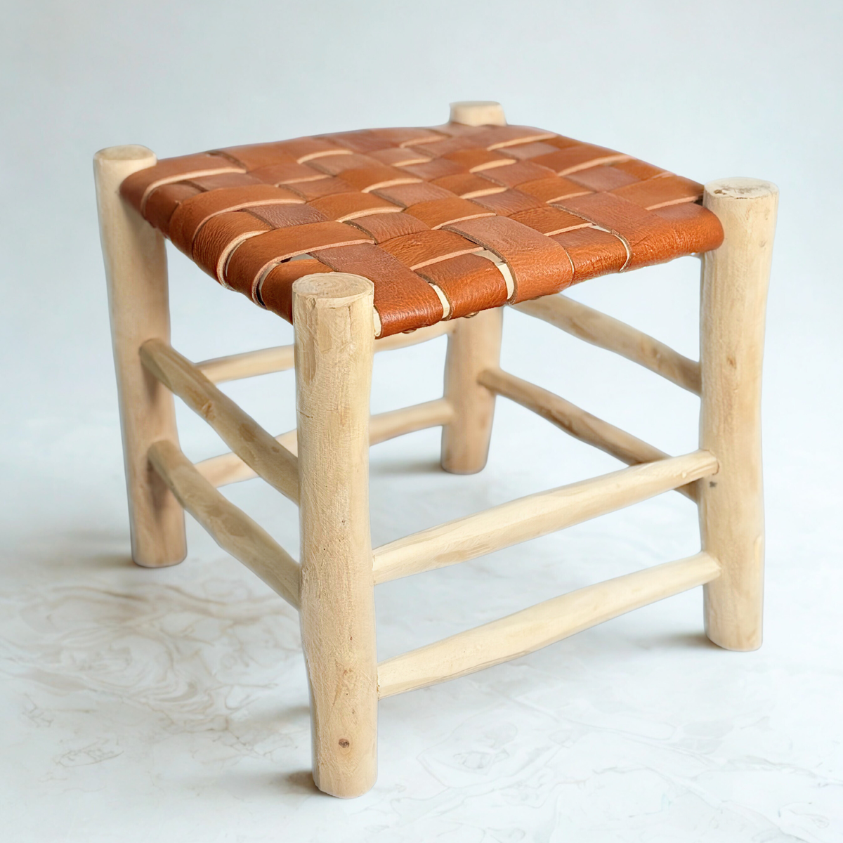 Tabouret artisanal Tazrout en bois naturel et cuir camel petit