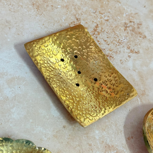 Porte-savon artisanal en laiton doré martelé Tazrart