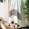 Plaid artisanal à pompons rayé crème et bordeaux 2,80m x 2,00m