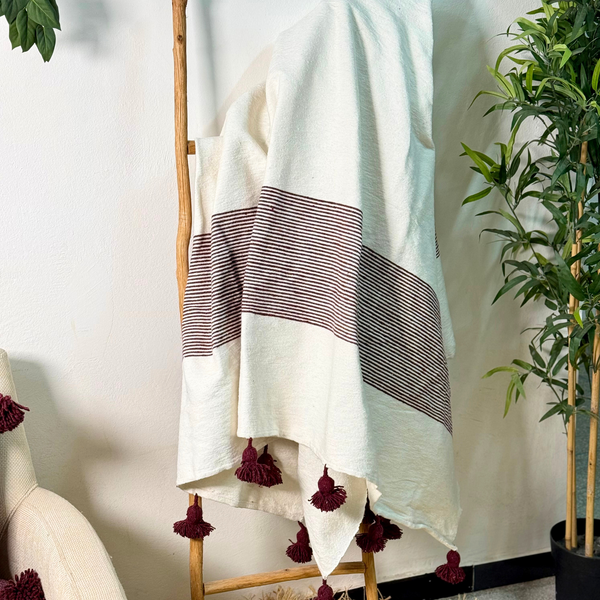 Plaid artisanal à pompons rayé crème et bordeaux 2,80m x 2,00m