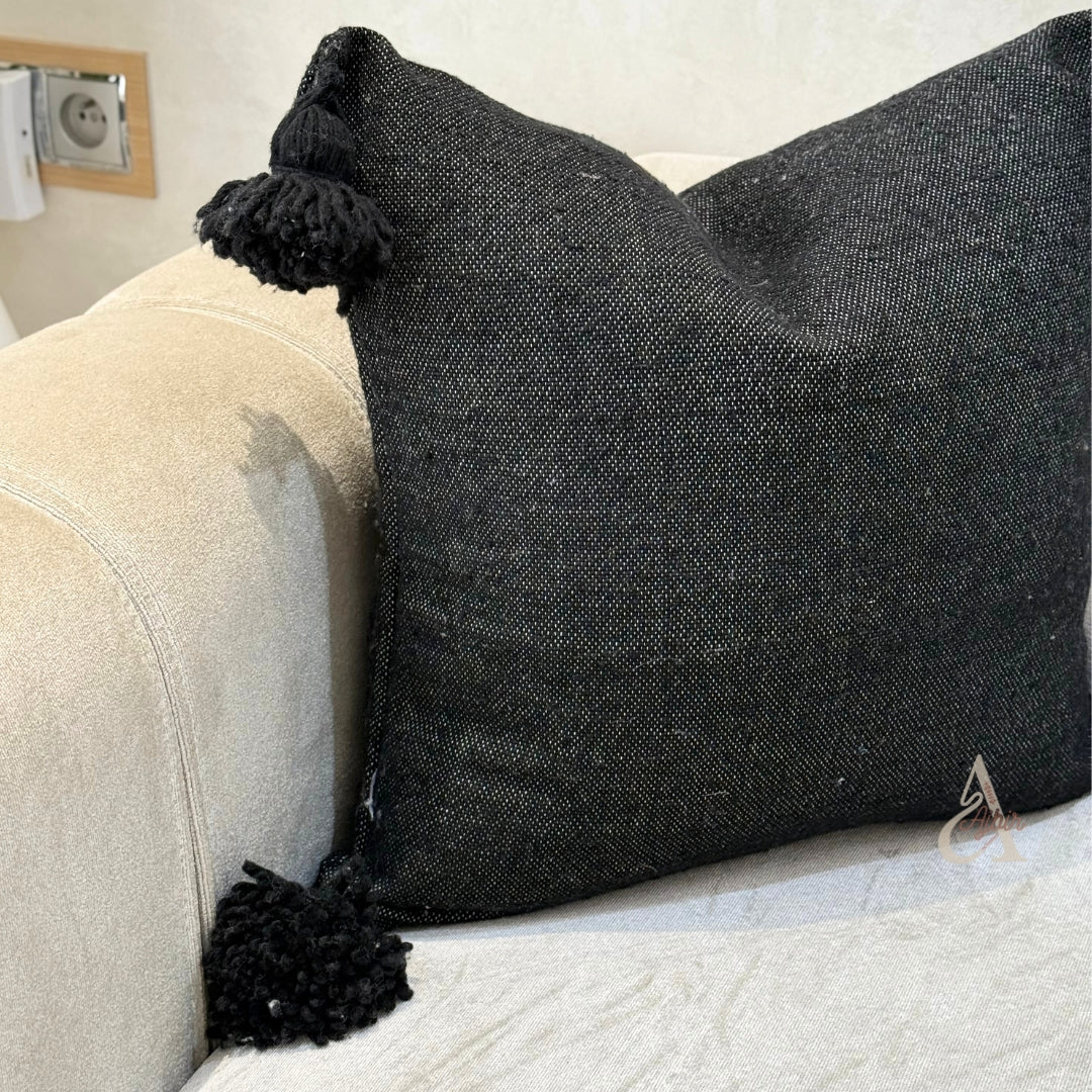 Housse de coussin artisanale à pompons 50cmx50cm noir et blanc