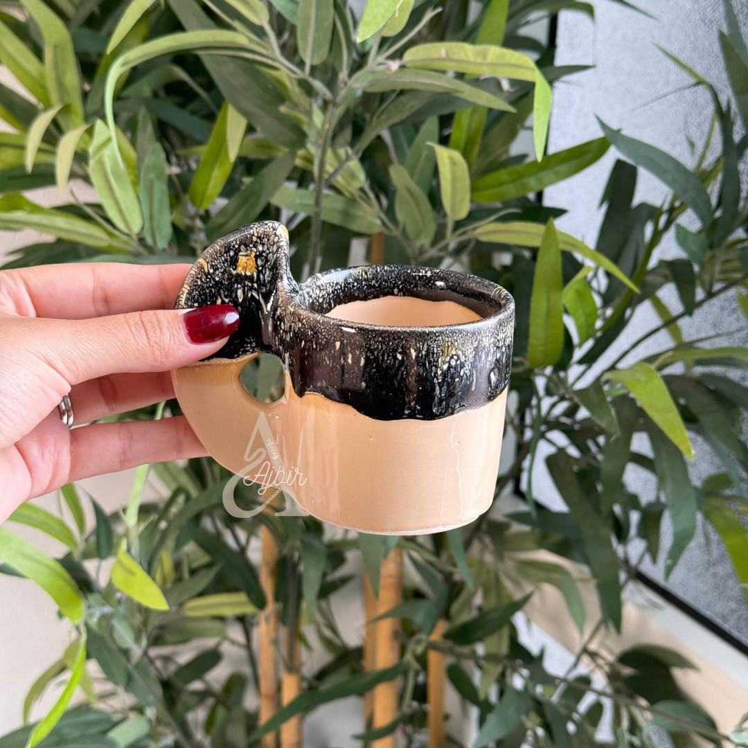 Tasse artisanale bicolore à anse plate Afer