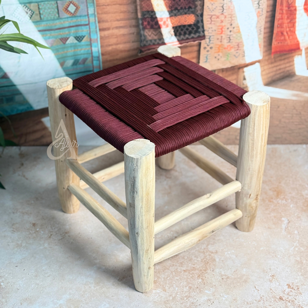 Tabouret artisanal TADART – Bois naturel & tressage bordeaux