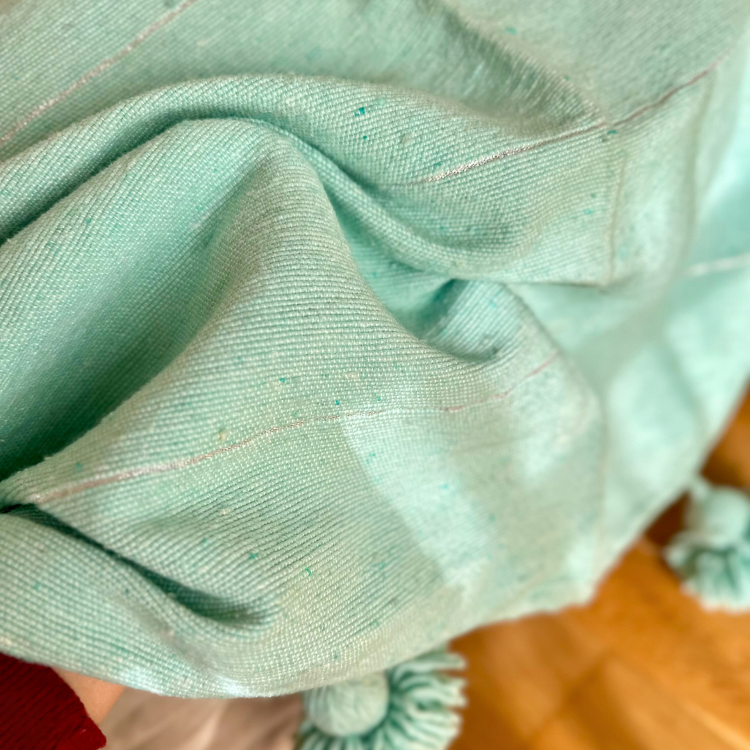 Plaid artisanal à pompons turquoise liseré argenté 2,80m x 2,00m