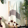 Plaid artisanal à pompons rayé crème et bordeaux 2,80m x 2,00m