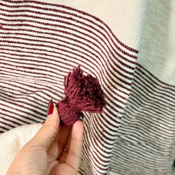 Plaid artisanal à pompons rayé crème et bordeaux 2,80m x 2,00m