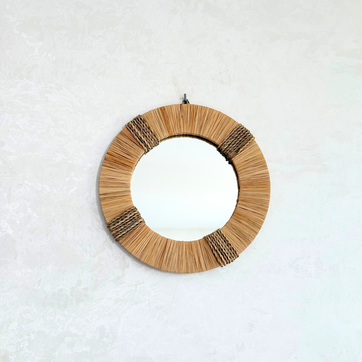 Miroir artisanal rond – Cadre en raphia naturel (3 tailles)