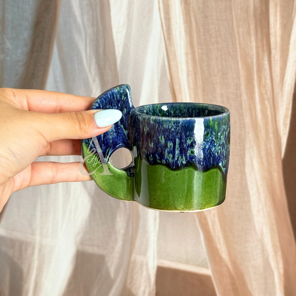 Tasse artisanale bicolore à anse plate Afer