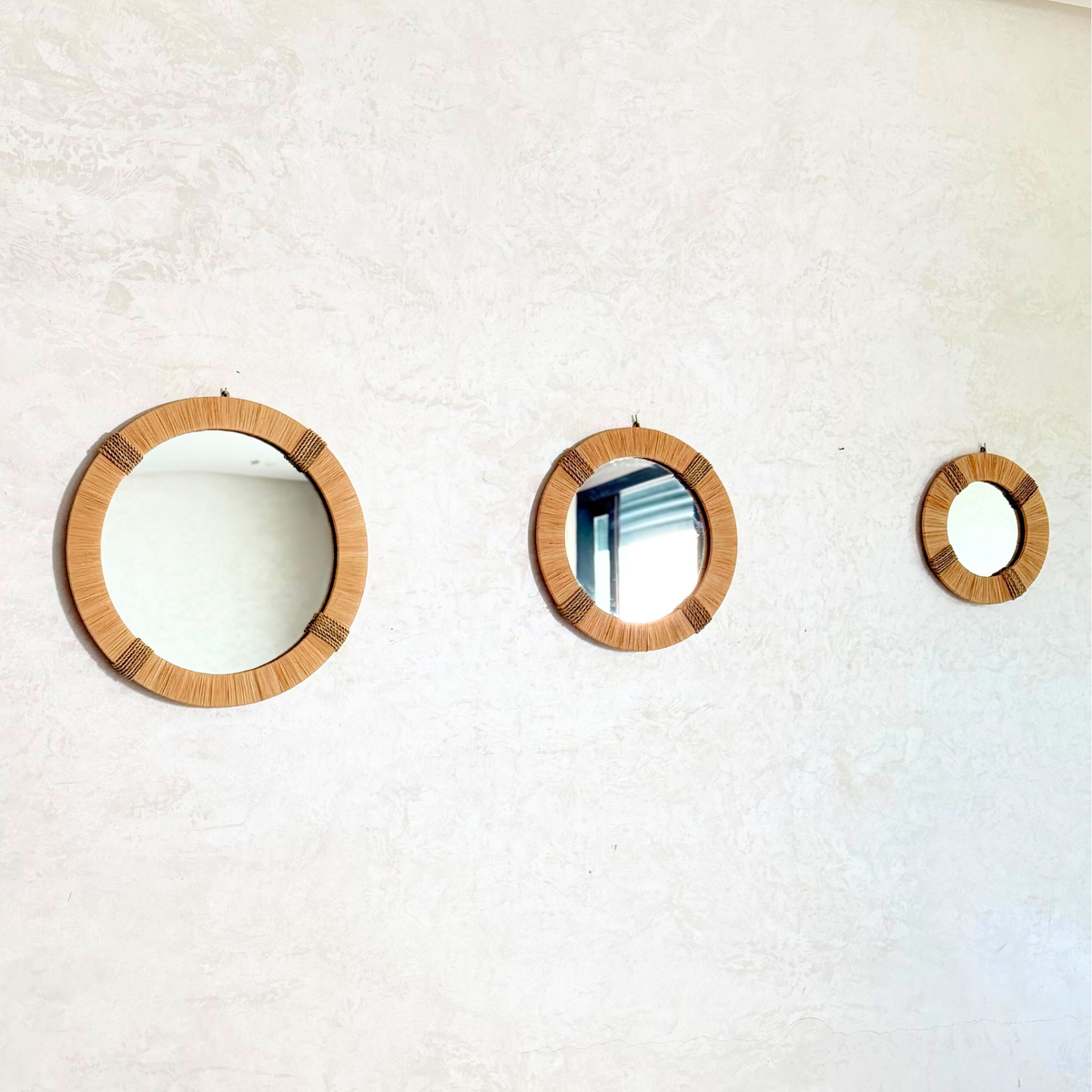 Miroir artisanal rond – Cadre en raphia naturel (3 tailles)