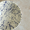 Saladier artisanal moucheté crème et indigo Tifin